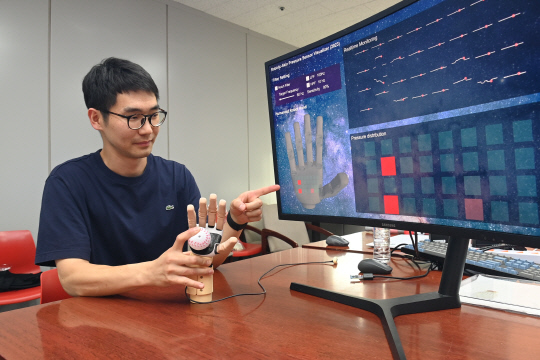 ETRI가 개발한 '촉각·모션 감지 휴머노이드 로봇암 기술' 시연 모습  ETRI 제공